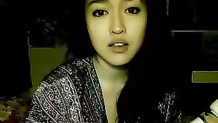 Строптивая малышка Zilla_x ласкает натуральные сиськи