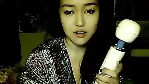 Строптивая малышка Zilla_x ласкает натуральные сиськи