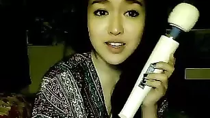 Строптивая малышка Zilla_x ласкает натуральные сиськи