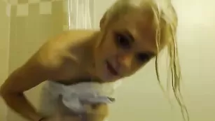 Роскошная сучка Korakitten принимает ванну