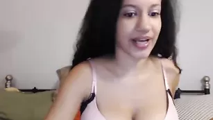 Зажигательная курва Kendi_cumming соблазняет пышными формами
