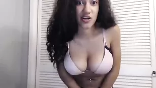 Зажигательная курва Kendi_cumming соблазняет пышными формами