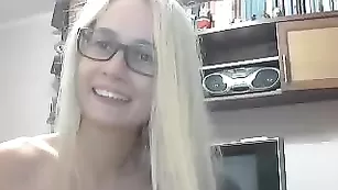 Замечательная шлендра Katieandandy натирает вагинальное отверстие