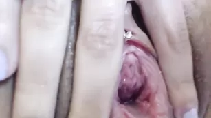 Хорошая девка Xoleelee сует пальцы в пизду