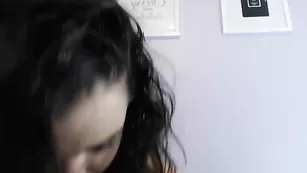 Хорошая девка Xoleelee сует пальцы в пизду