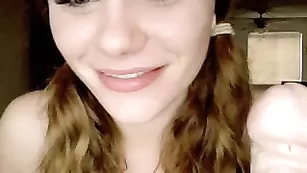 Пикантная курва LovelyLittleL сосет толстый дилдо