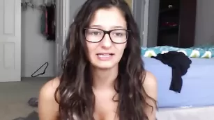 Смазливая детка Ilikebigboys крутит упругой попой