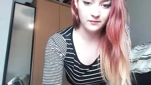 Строптивая путана Tempting_tigress трахает обе дырочки