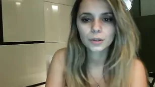 Шальная курва Sexydea дрочит бритую пизду
