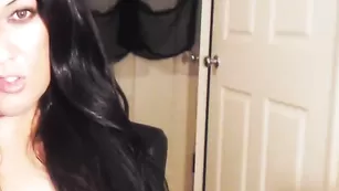 Изящная краля Girlwhowatchesgirls показывает красивое личико