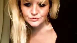 Порочная МИЛФ Enigmaseeker общается во фри чате