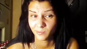 Жаркая бабенка Crazyallyah трахает вагину фаллосом