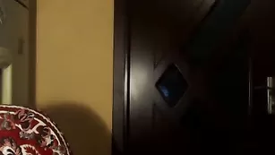 Жаркая бабенка Crazyallyah трахает вагину фаллосом