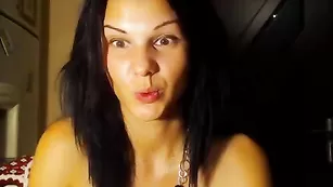 Жаркая бабенка Crazyallyah трахает вагину фаллосом