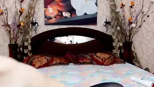 Похотливая сука Butterflyjess нежно мастурбирует пизду