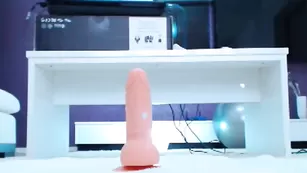 Пикантная кобыла Squirtbetty прыгает на страпоне