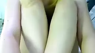 Горячая штучка Alexandra_hot дрочит секс игрушкой