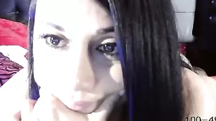 Роскошная брюнетка Dayaanna ласкает бритую пизденку