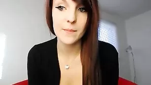 Яркая бабенка Sexyisabella7 сует в пилотку страпон