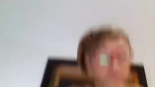 Красотка в очках Dina_10 позирует голенькая