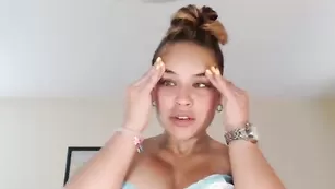 Сиськатенькая курва Stackdshorty наминает прелести