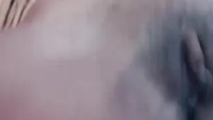 Знойная брюнетка Brunette_18 мастурбирует бритую пизду