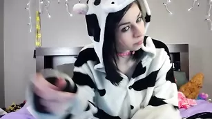 Темноволосая курва Dawnwillow обсасывает фаллос