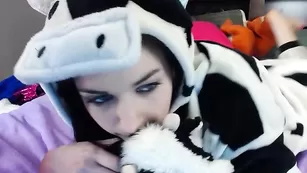 Темноволосая курва Dawnwillow обсасывает фаллос