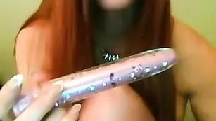 Рыжая мамаша Hot_milfy_mom заводит мастурбацией и большими дыньками