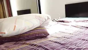 Чарующая куколка Aalliyahh мастурбирует бритую киску