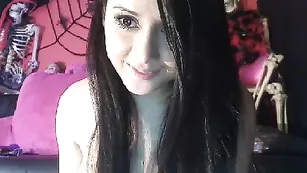 Шальная пассия Dayaanna смачно дрочит пизду