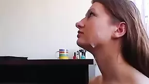 Милая секретарша Secretary_viki делает минет