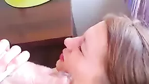 Милая секретарша Secretary_viki делает минет