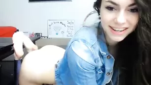 Симпатичная брюнетка Chroniclove соблазняет большой попкой