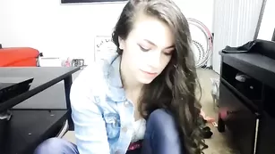 Симпатичная брюнетка Chroniclove соблазняет большой попкой