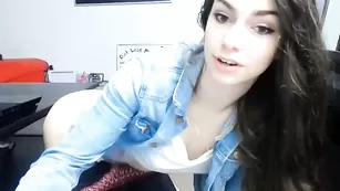 Симпатичная брюнетка Chroniclove соблазняет большой попкой