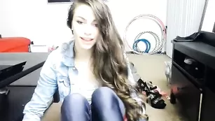 Симпатичная брюнетка Chroniclove соблазняет большой попкой