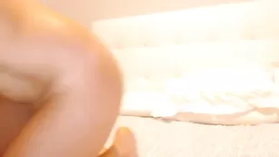 Куколка в шапке Kendalltyler нежно ласкает киску