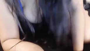 Толстенькая самка Sophia_xoxo ласкает огромные дойки