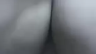 Пылкая брюнеточка Gatitasexy28 ласкает бритую пизду