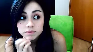 Темноволосая сучка Littlemelissa общается во фри