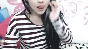 Аппетитная малышка Angelface18 трахает бритую киску