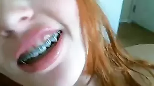 Рыжая телочка Hotsoxgirl93 трахает бритую пизду