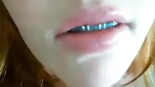 Рыжая телочка Hotsoxgirl93 трахает бритую пизду
