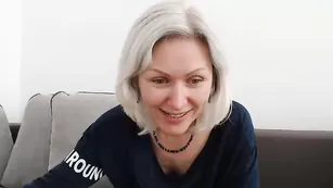 Опытная детка Jasmin18v показывает голое тело