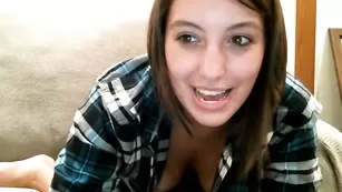 Темноволосая кобыла Sophieandkaiden мастурбирует киску