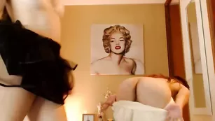 Юные телки Dulcemariaa танцуют стриптиз