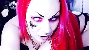 Рыжая дьяволица Alessa_666 обсасывает резиновый член