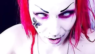 Рыжая дьяволица Alessa_666 обсасывает резиновый член