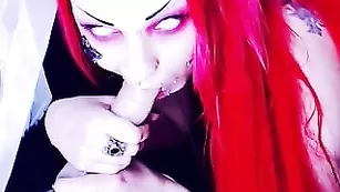 Рыжая дьяволица Alessa_666 обсасывает резиновый член